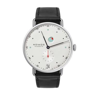 Metro Datum Gangreserve von NOMOS Glashütte bei Juwelier Müller in Kempten und Oberstdorf