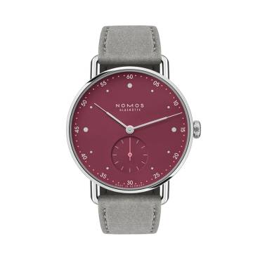 Metro 33 muted red von NOMOS Glashütte bei Juwelier Müller in Kempten und Oberstdorf