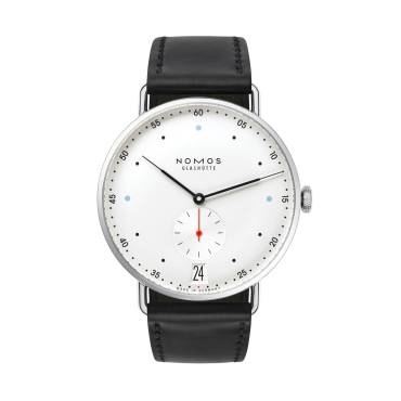 Metro 38 Datum von NOMOS Glashütte bei Juwelier Müller in Kempten und Oberstdorf